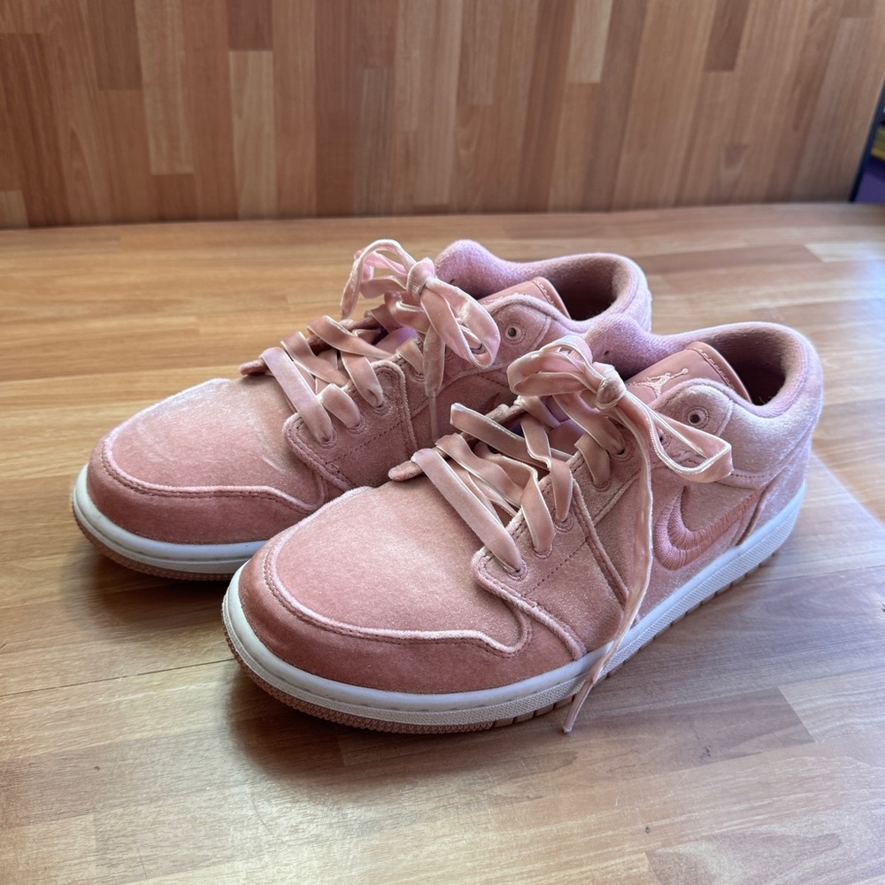 Women's Nike air Jordan 1 se pink velvet women's low sneakers size 9.5 - Picture 1 of 14